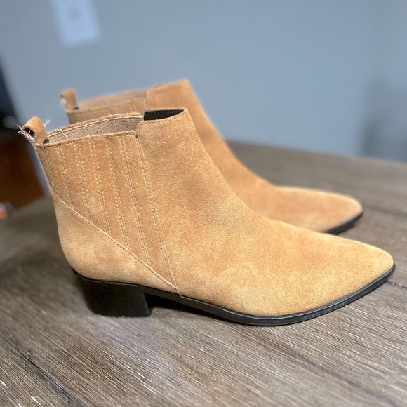 Like New!! Marc Fisher leather suede boots size 7 - Picture 4 of 11
